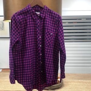 Women’s plaid button up shirt